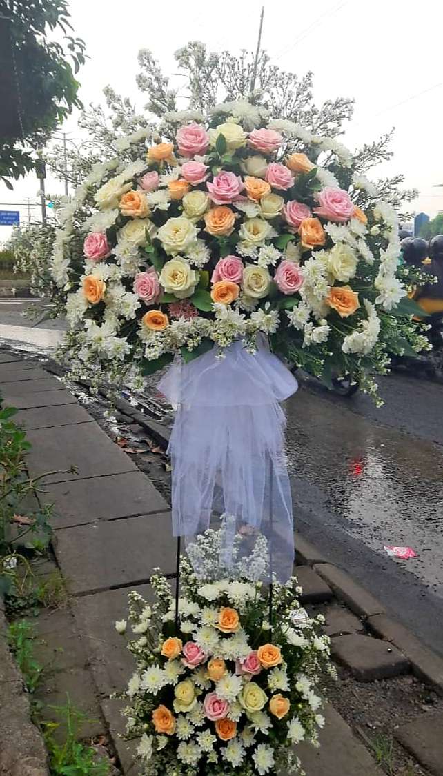 Standing Flower & Bouquet