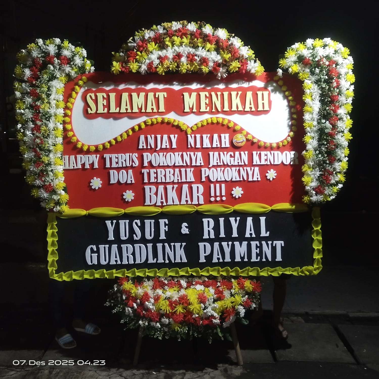 Papan bunga ucapan happy wedding