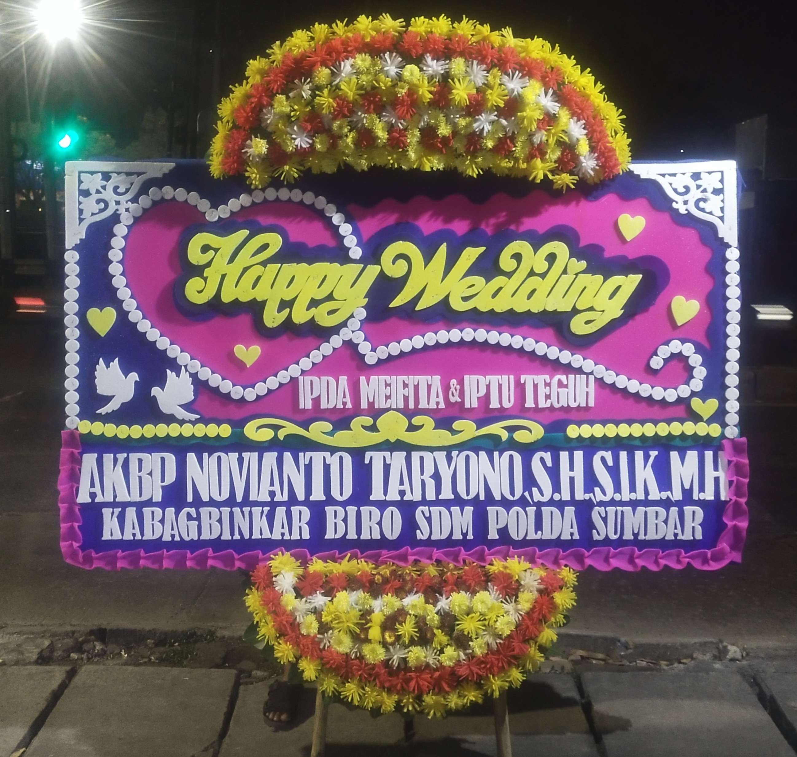Karangan bunga happy wedding